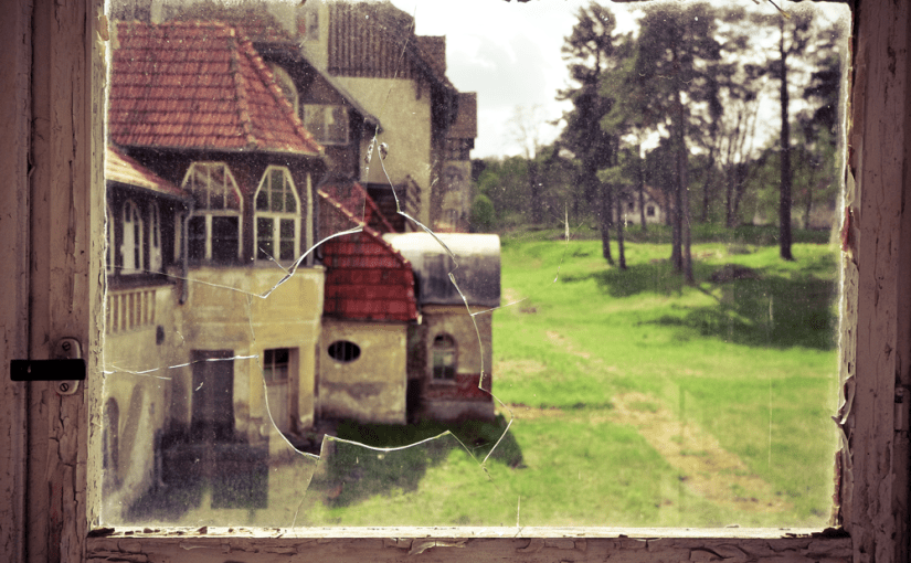 Lost Place – eine verlassene Heilanstalt in Fenstern & Gedanken über die Empfindung von Bedeutungslosigkeit