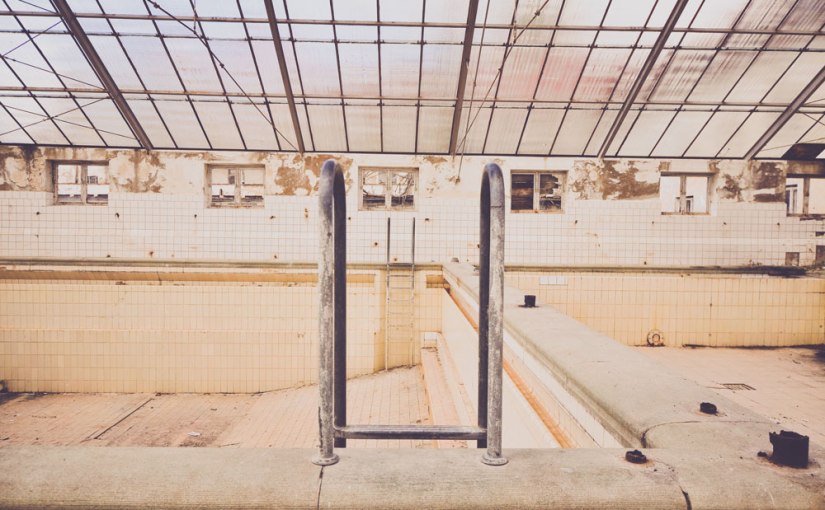 Lost Place – eine verlassene Heilanstalt mit Schwimmbad & ein alter Text über das&nbsp;Warten.