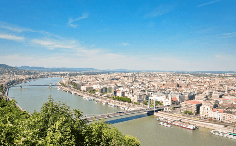 Von oben auf Donau, Buda und Pest oder Magic Letters:&nbsp;U