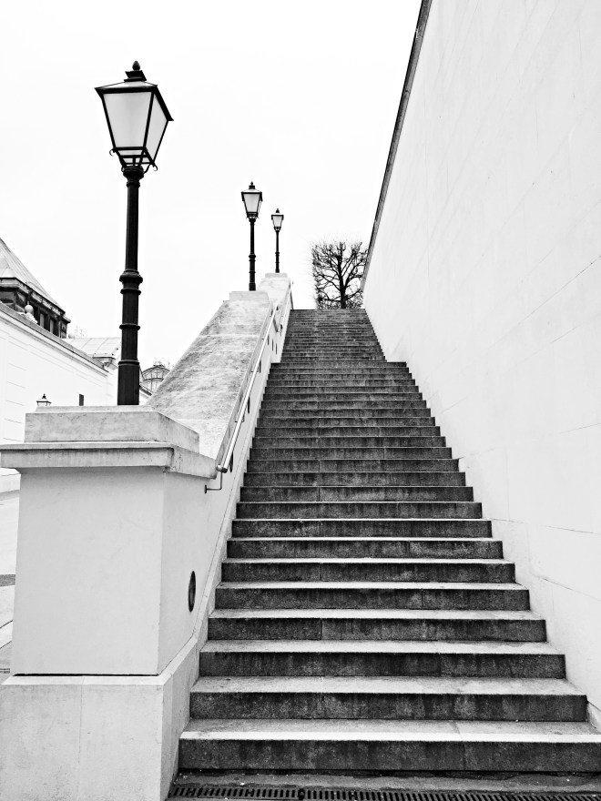 Die Treppe hinter der Albertina