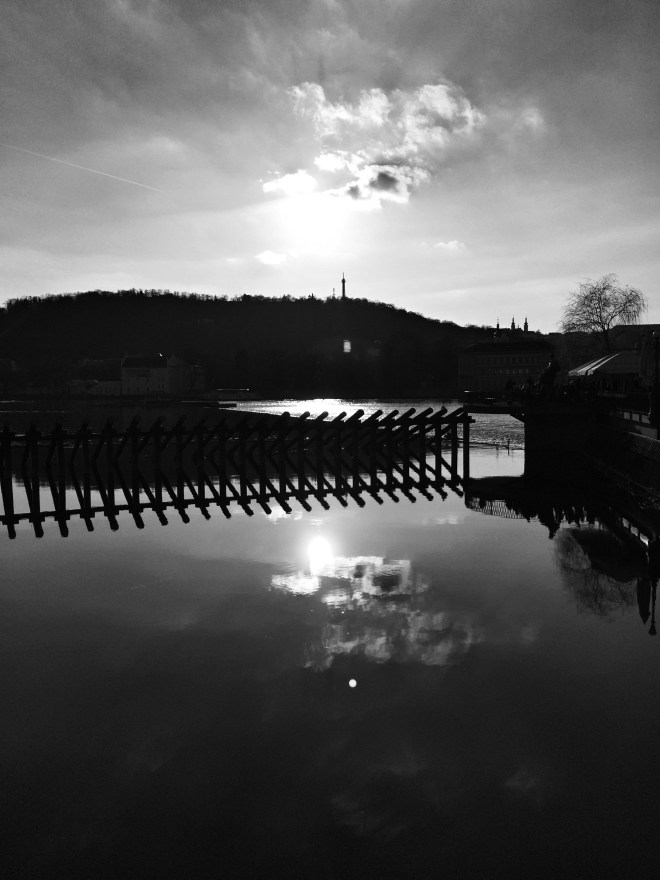 Wolkenspiegelung in Prag