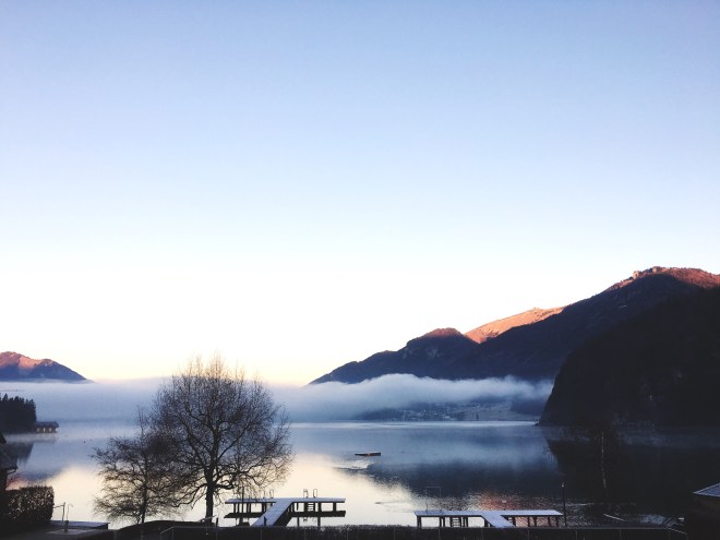 Wolkenschwaden am winterlichen Wolfgangsee