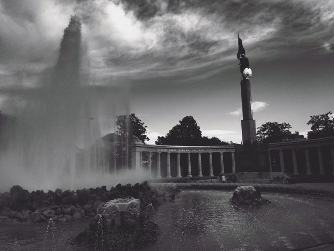 Wolkendramatik am Schwarzenbergplatz