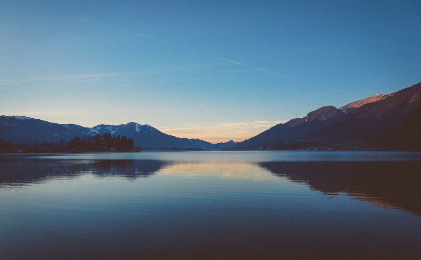 Blaue Stunde am See oder der Mensch stirbt, wie die Sonne&nbsp;untergeht.